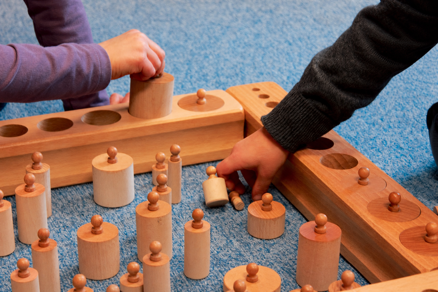 Bambini della Casa dei Bambini al lavoro con materiali Montessori