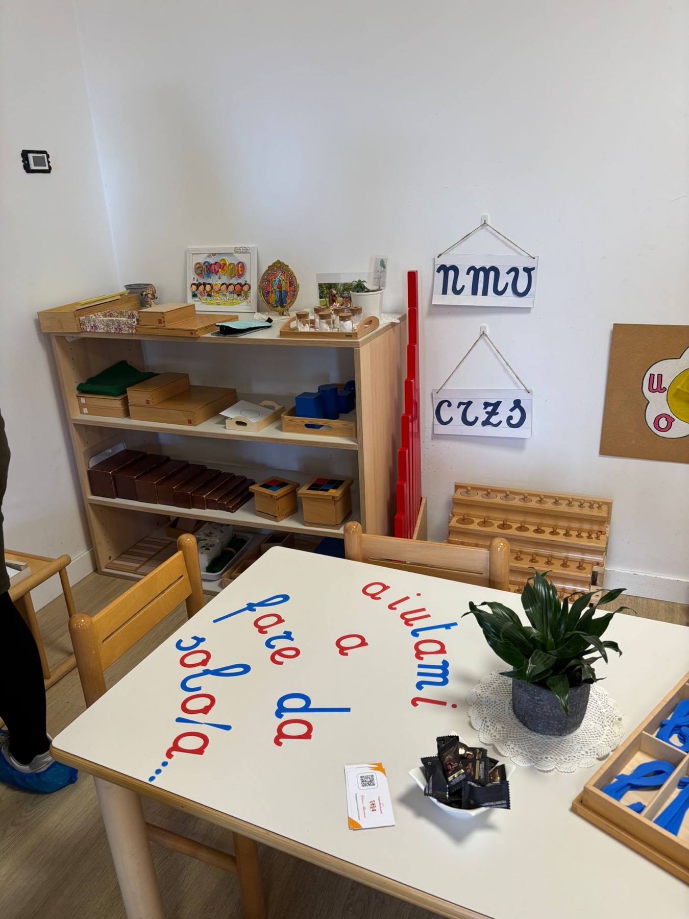 Area della Casa dei Bambini con materiali Montessori ordinati e accessibili