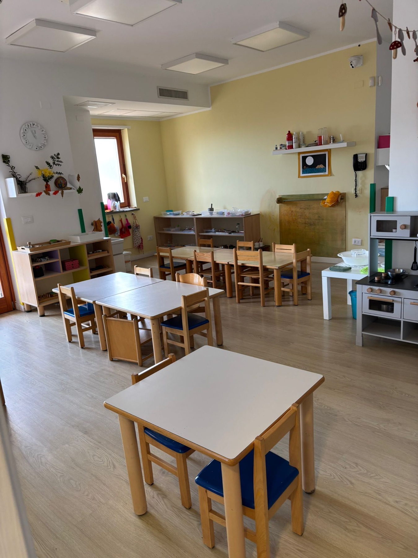 Ambiente Montessori del nido con tavoli e materiali a misura di bambino