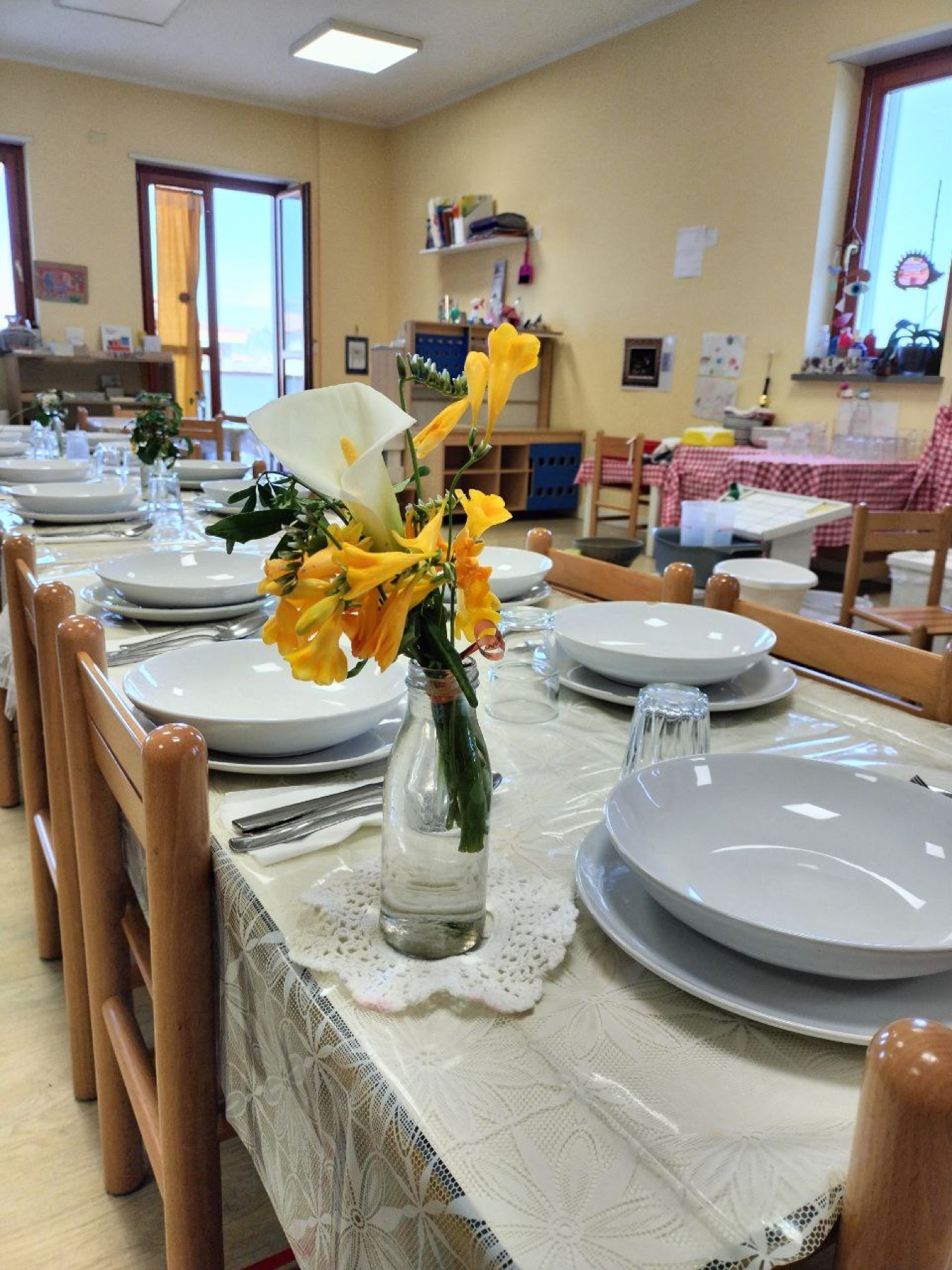 Tavola apparecchiata dai bambini per il pranzo condiviso