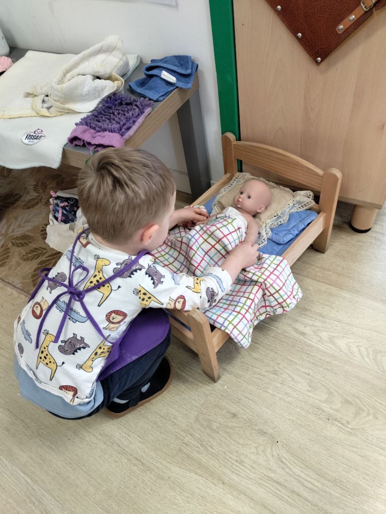 Bambino impegnato in un'attività di cura